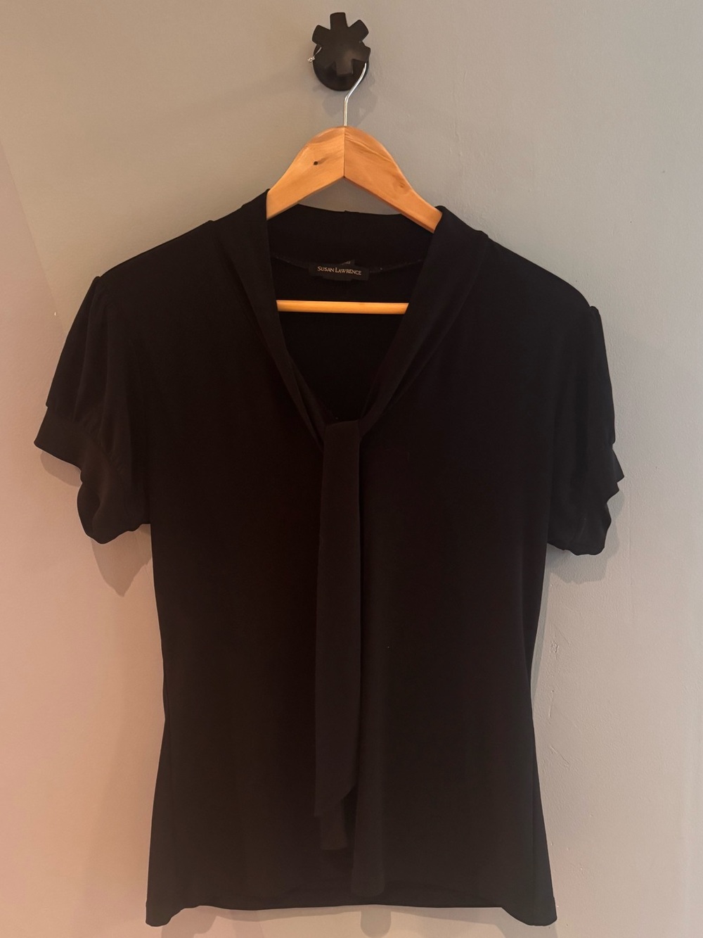 Susan Lawrence Black Short-Sleeve Tie-Neck Blouse